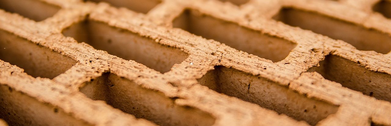 Nahaufnahme von strukturiertem, braunem Material mit rechteckigen Vertiefungen.